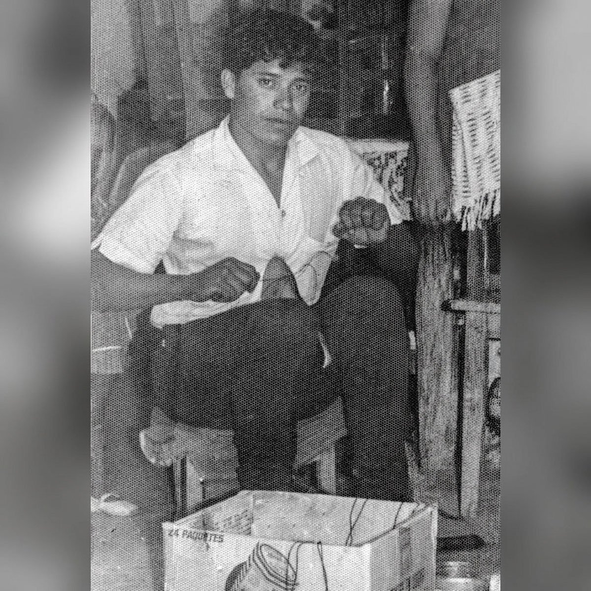 El Abuelo trabajando en el taller